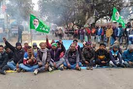 JMM workers block roads, shut shops in Sahebganj against ED summons to CM