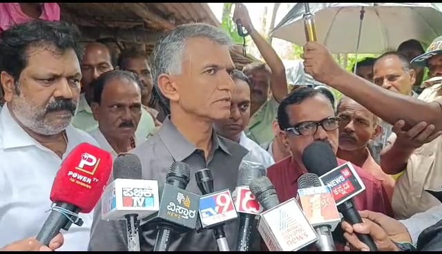 Revenue Minister Visits Flooded Areas of Uttara Kannada; Provides 5 Lakh Compensation to Victims' Families