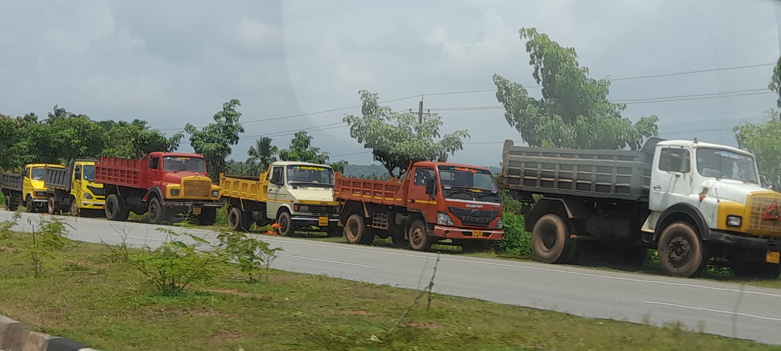 Udupi Deputy Commissioner asks lorry, tempo owners to end strike