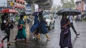 Heavy rain lashes Kerala, orange alert issued in 4 districts