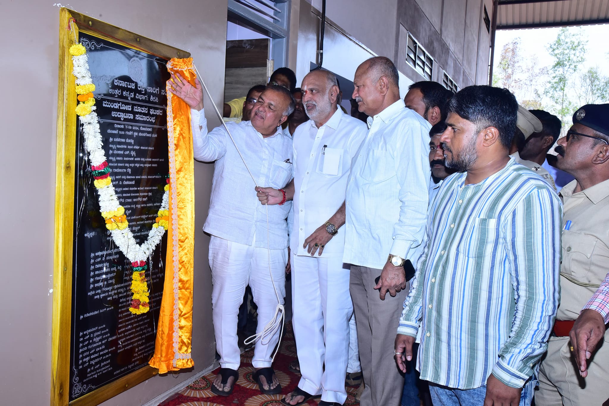 Mundgod: Transport Minister Ramalinga Reddy inaugurates a newly constructed bus depot