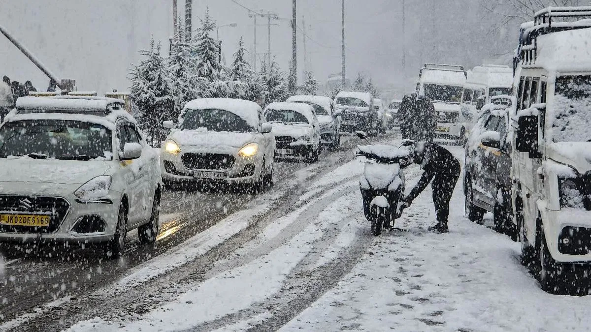 Heavy Snowfall Strands 2000 Vehicles in Anantnag, Jammu and Kashmir