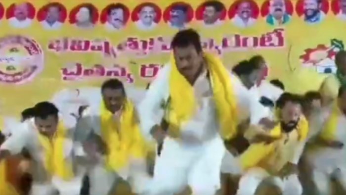 10 TDP leaders suffer minor injuries as stage collapses in Andhra Pradesh's Eluru