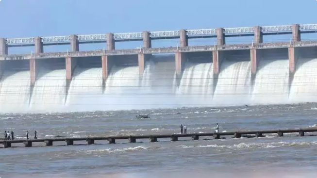 Flood alert issued after crest gate failure at Tungabhadra dam