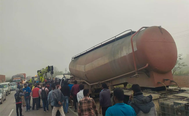 Chikkaballapur road accident claims 13 lives in foggy collision