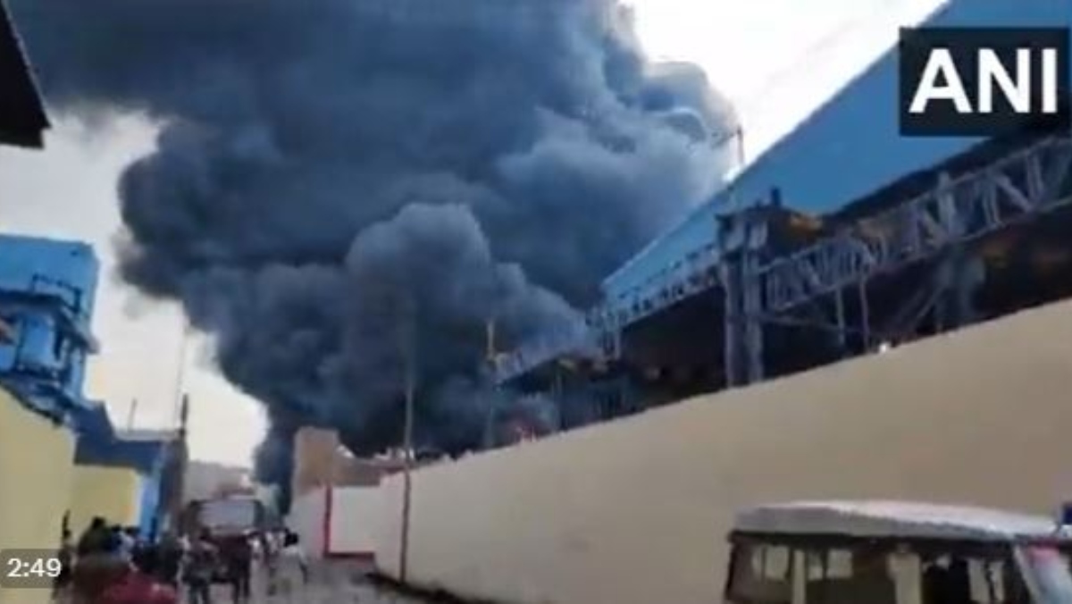 Massive fire at edible oil godown in Howrah, 15 engines working to douse it