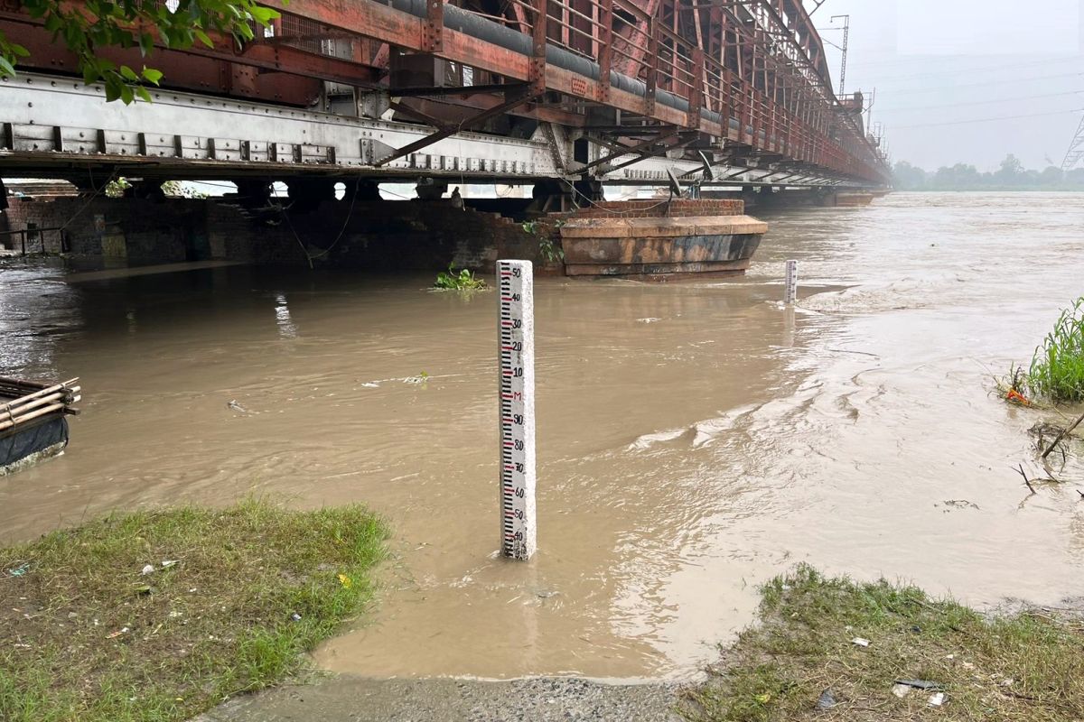 Yamuna swells after incessant rainfall, Delhi authorities start evacuating low-lying areas