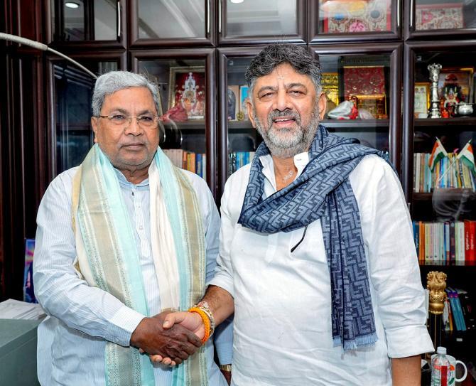 Siddaramaiah enjoys ‘nati koli saaru’ and idlis during breakfast at Shivakumar’s residence