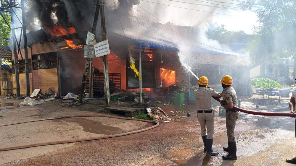 Bhatkal: Major fire engulfs fruit and vegetable store, causing significant losses