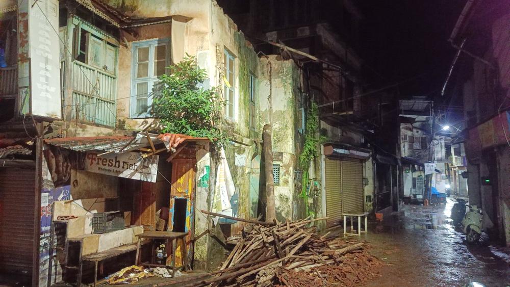 Portion of dilapidated building collapses in Bhatkal's chowk bazar during heavy rain; Major tragedy averted