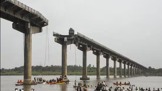 At least 12 killed as decades-old bridge collapses in Gujarat's Vadodara district