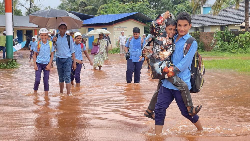 Bhatkal Govt school playground in Nawayath colony submerged; students and teachers struggle to enter premises