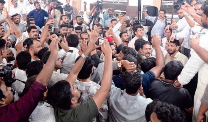 Condemning the failure of the home department to curb coastal violence, D.K. district Congress leaders resign en masse