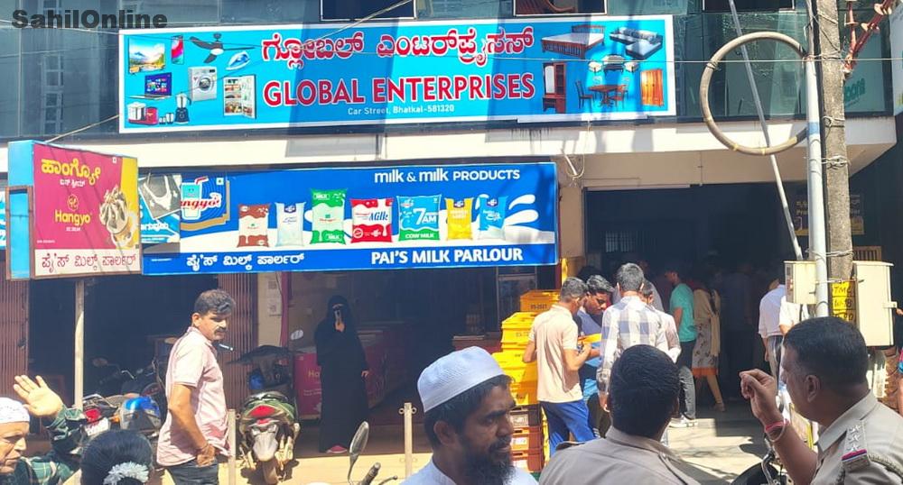 Bhatkal residents duped again; electronics and furniture store owner flees after collecting lakhs by offering half-price deals