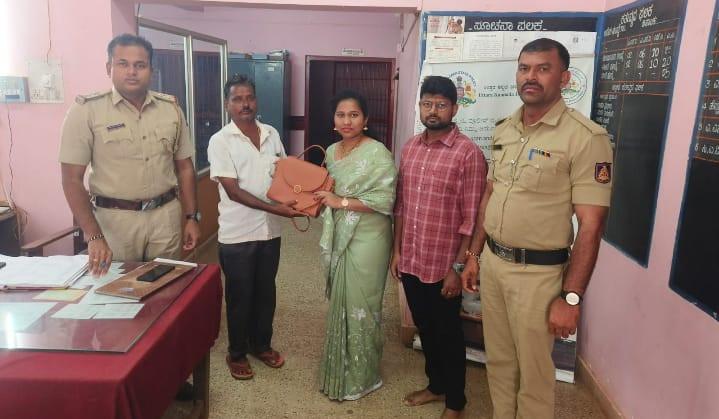 Bhatkal: Tourist’s lost cash bag worth ₹48,190 returned by local youth in Murdeshwar