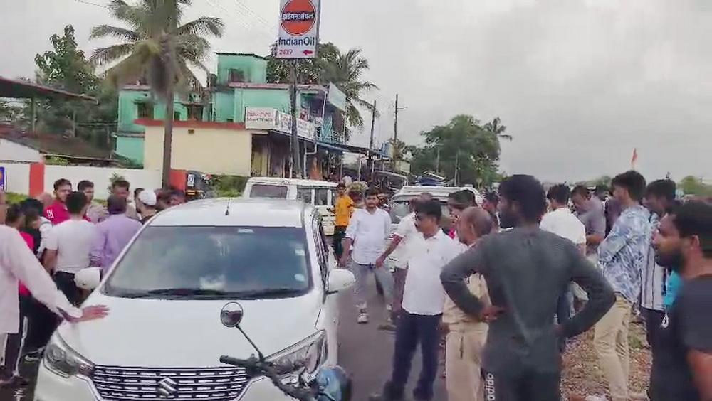 پرائیویٹ کار میں مبینہ طور پر مسافروں کو ایئرپورٹ لے جانے کے دوران؛ ٹیکسی ڈرائیوروں نے کار پکڑ کر آر ٹی او کے حوالے کیا