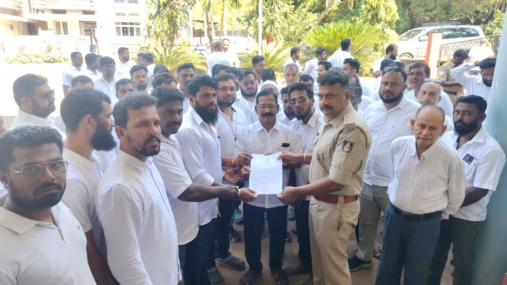 Bhatkal: Taxi union protests over Auto union allegations, Submits memorandum to inspector