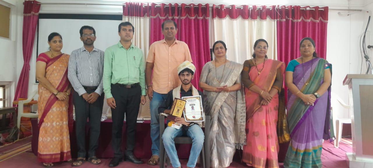Karwar: JEE, KCET and other competitive exam achiever Aneesh Naik felicitated