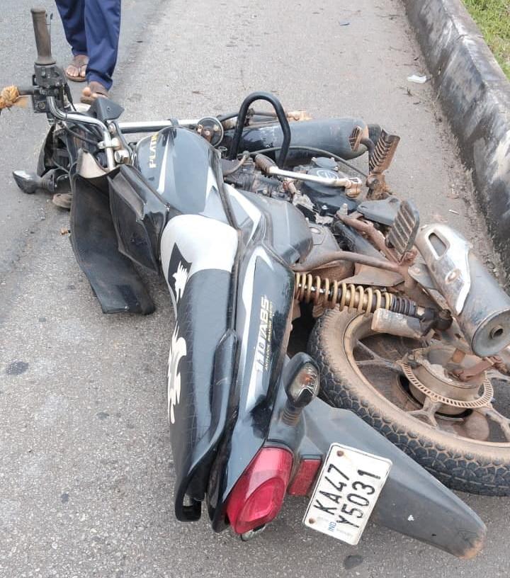 بیندور سڑک حادثے میں بھٹکل کے ماہی گیر کی موت، بیوی شدید زخمی