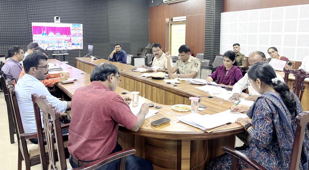 karwar-DC-lakshmi-priya-meeting
