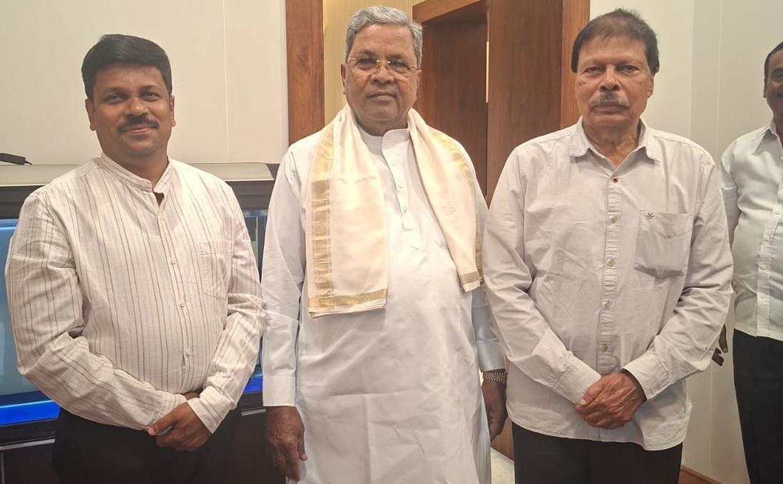 vikram-naik-with-siddaramiah