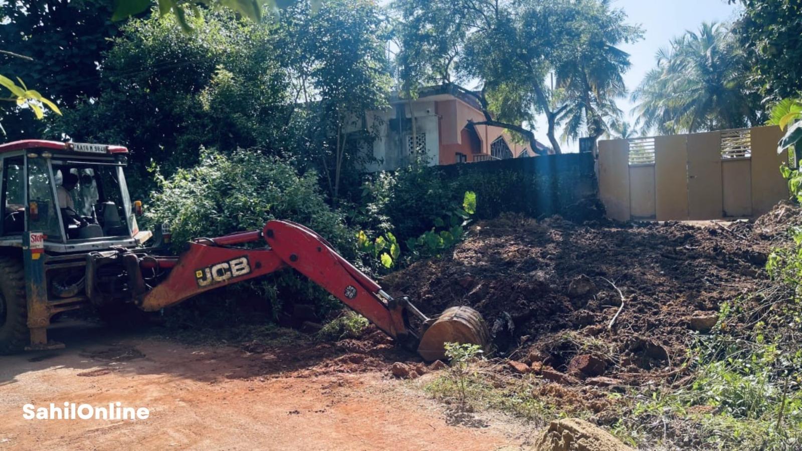 Bhatkal: Revenue officials fence off disputed madrasa access road