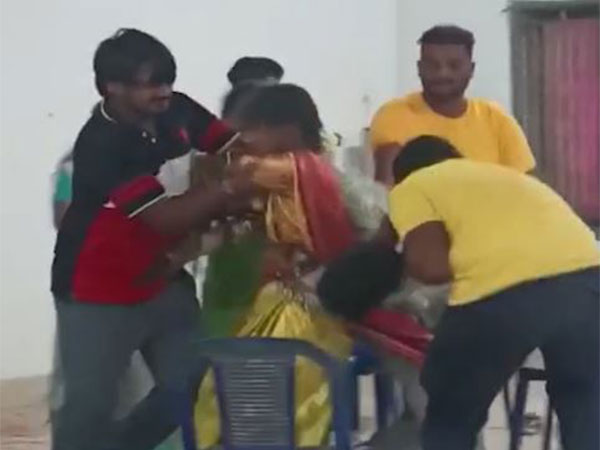 Andhra: Bride's family attempt to 'kidnap' her from wedding venue, throw chilli powder at those who intervene