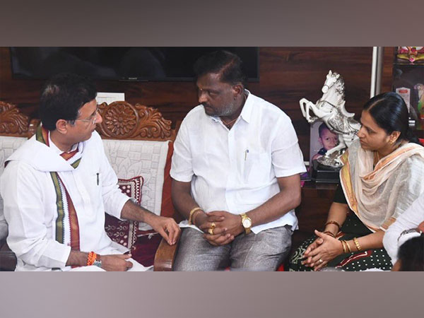 Congress leader Randeep Surjewala meets family of Hubballi murder victim, assures justice