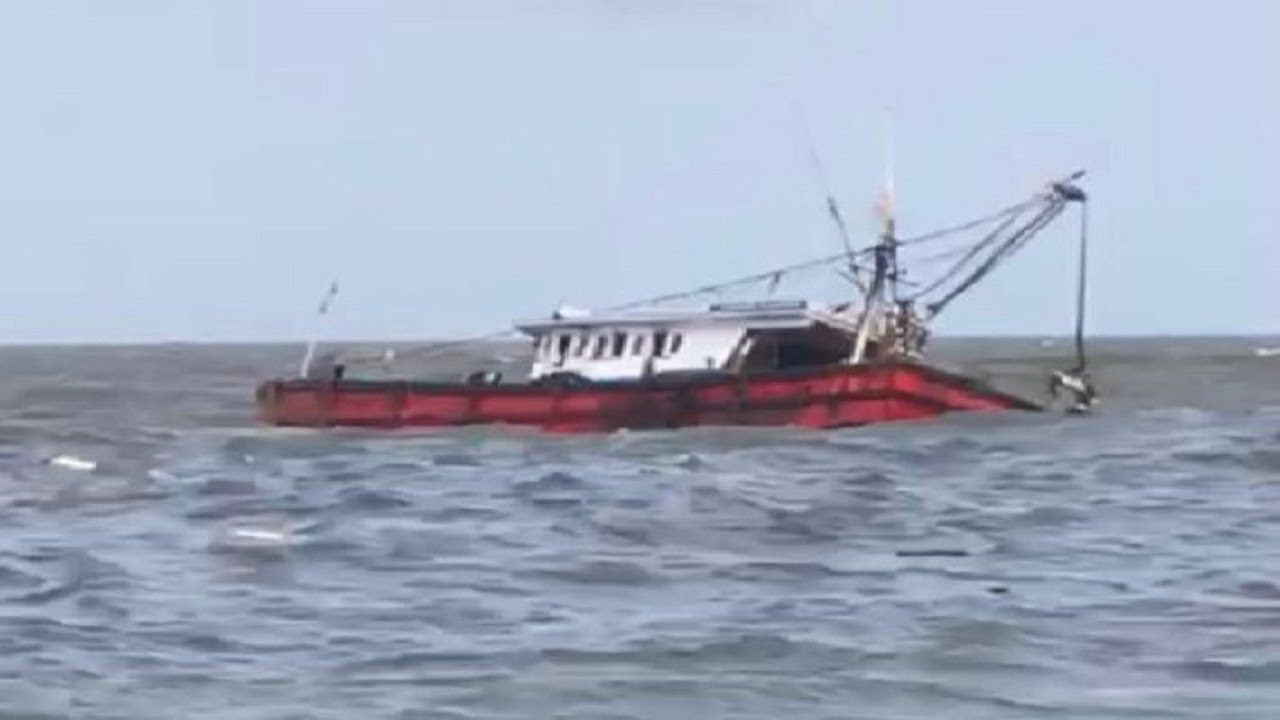 Boat capsizes in Udupi, seven fishermen rescued