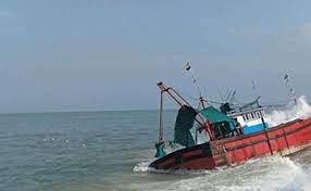 Udupi: Boat capsizes off Koderi beach, nine fishermen rescued