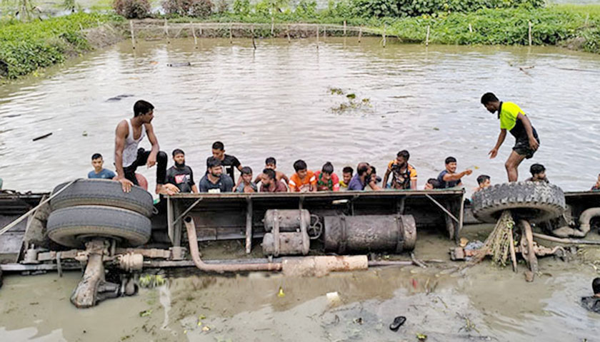 Bangladesh: 17 People Killed After Passenger Bus Rolled Into Roadside Pond