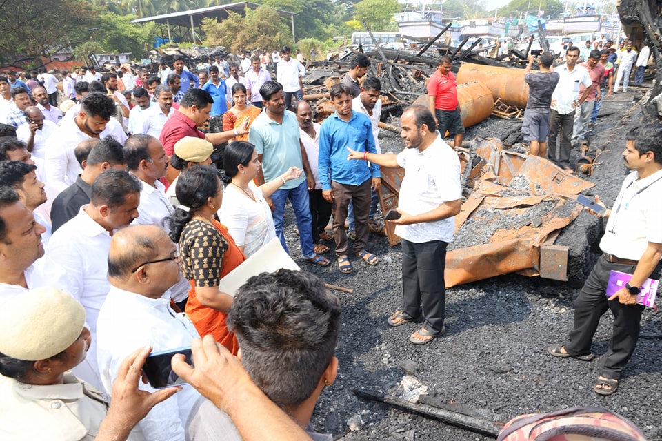 district-in-charge-minister-lakshmi-hebbalkar-visited-the-site-of-the-fire-disaster-at-gangolli-port-in-udupi-on-friday.jpg