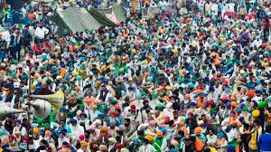 Farmers raise slogans against Centre from Delhi's Ramlila Maidan