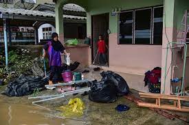 Six dead, tens of thousands hit by southern Thailand flooding