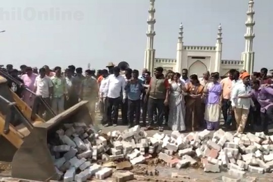 Municipality and religious groups face off in Haliyal Uttara Kannada - TMC interlocks removed and saffron flag hoisted