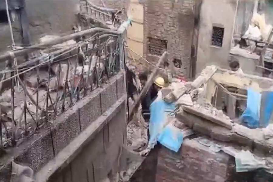 House collapse in Bapa Nagar, Central Delhi:  several occupants feared trapped amid injuries