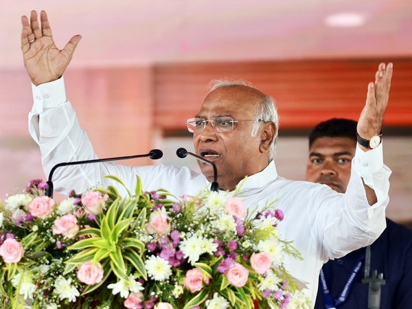 Kharge launches scathing attack on Centre, says "Change this govt to protect future"