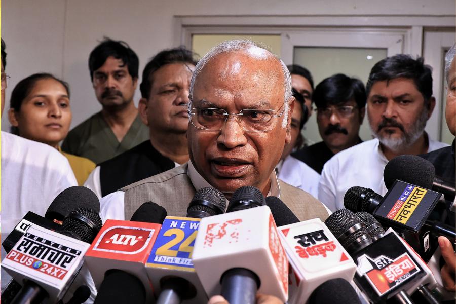 Kharge urges people to fight for a united India