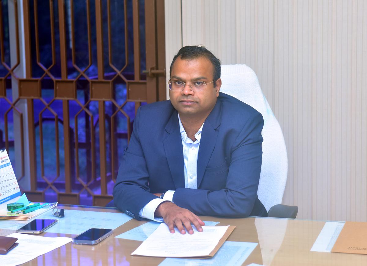 Mohammad Nayeem Momin takes charge as Registrar (administration) of Mangalore University