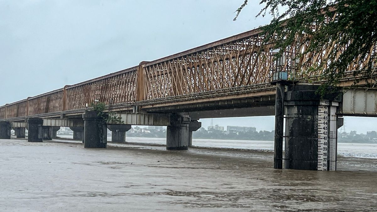Passengers on Mumbai-Ahmedabad route stranded as Narmada crosses danger mark in Gujarat
