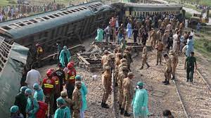 30 killed, nearly 100 injured in train accident in Pakistan