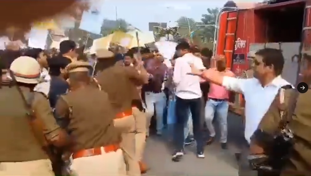 police-lathi-charge