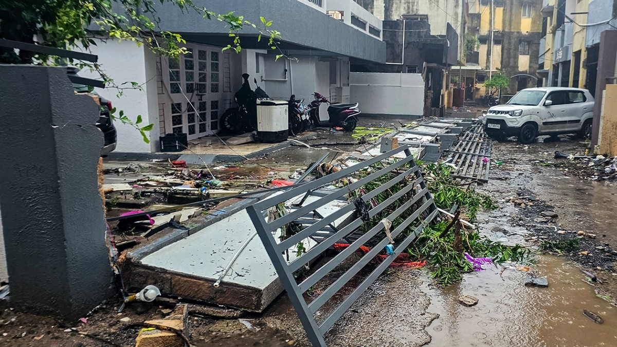 Heavy rains in parts of Mumbai; IMD issues 'yellow' alert for city