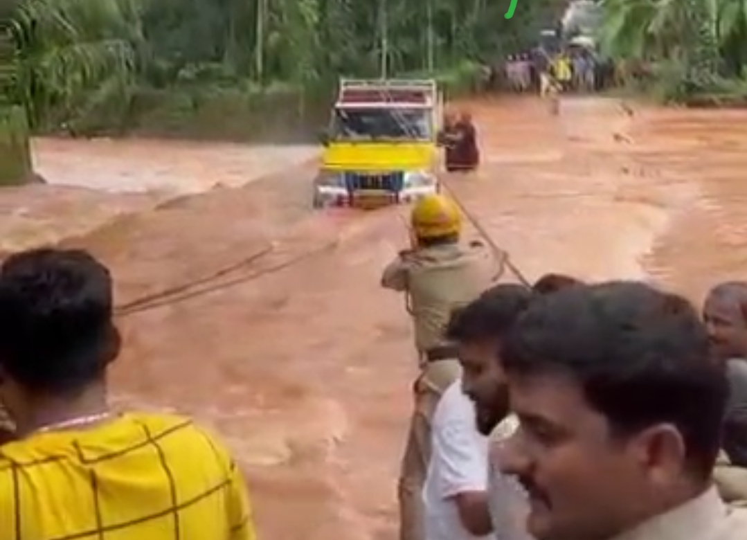 Mangalore: Pickup Truck Stuck on Submerged Bridge as Heavy Rains Continue in Dakshina Kannada