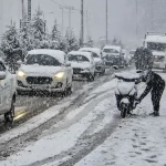 Heavy Snowfall Strands 2000 Vehicles in Anantnag, Jammu and Kashmir