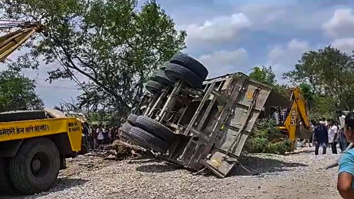 Maharashtra: 10 killed, more than 20 injured as truck rams into highway hotel in Dhule