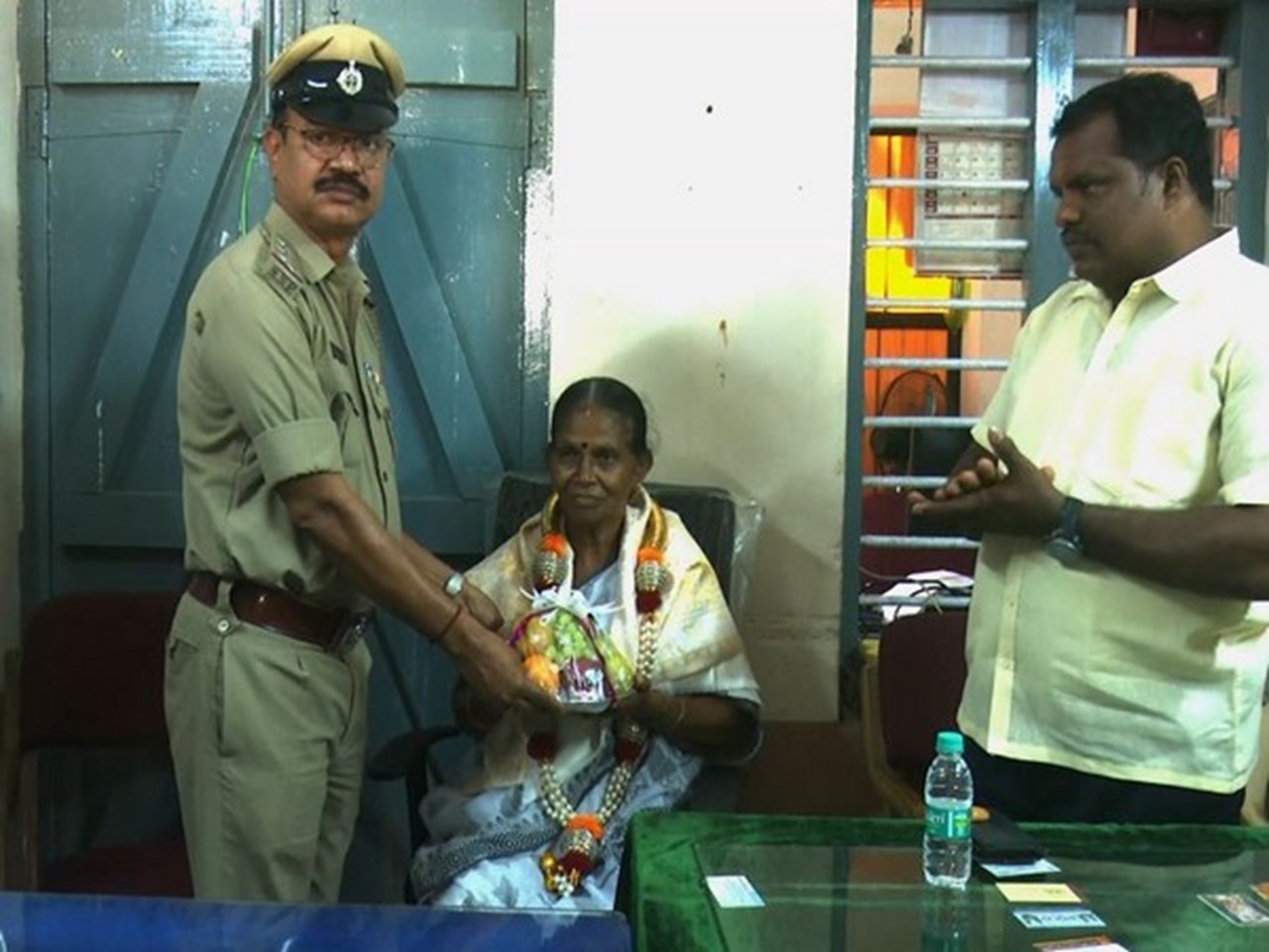 Elderly woman earns praise for averting train mishap in Karnataka